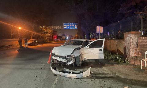 Bolu'da İstinad Duvarına Çarpan Otomobilin Sürücüsü Yaralandı