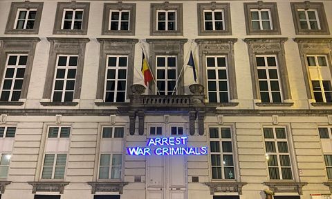 Brüksel'de Aktivistler Netanyahu'ya 'Savaş Suçluları' Mesajı Yansıttı