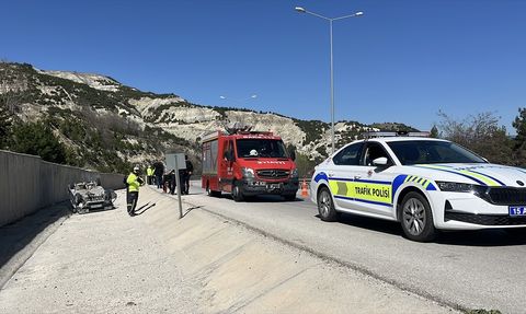 Burdur'da Şarampole Devrilen Otomobilde 4 Kişi Yaralandı