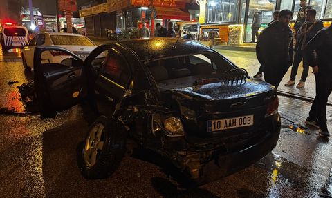 Bursa'da Kaza: Polis Memuru Kamyonet Çarpmasıyla Yaralandı