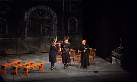 Bursa'da Uluslararası Tiyatro Festivali: 'Mutlu Son' Sahnelendi