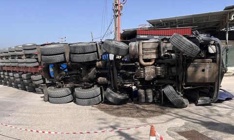 Çanakkale'de Tır Devrildi, Rüzgar Türbini Pervanesi Taşınıyor