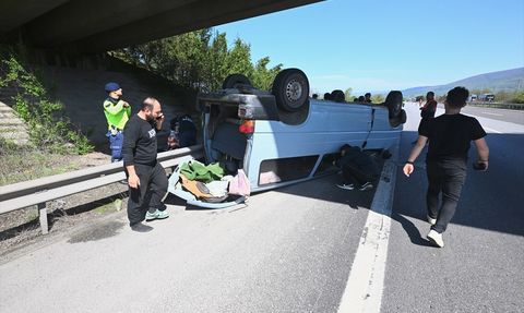 Cenaze Dönüşü Minibüs Devrildi: 4 Yaralı
