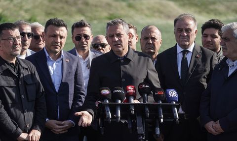 CHP Lideri Özgür Özel, Ekrem İmamoğlu'nu Ziyaret Etti