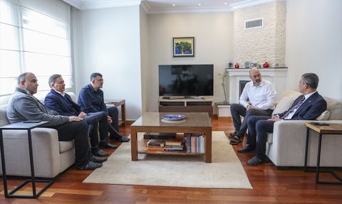 CHP Lideri Özgür Özel, Fethi Açıkel'e Taziye Ziyaretinde Bulundu