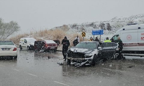 Çorum'da 3 Araçlı Kaza: 4 Yarı