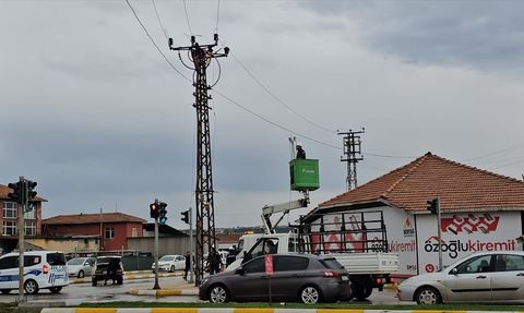 Çorum'da Elektrik Direğindeki Patlama Sonrası Kablolar Yola Düştü