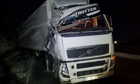 Çorum'da Kamyon ve Tır Çarpışması: Üç Yaralı