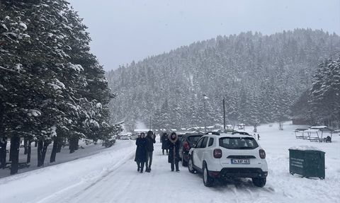 Doğaseverler Abant'ta Nisan Ayında Kar Eğlencesi Yaşadı