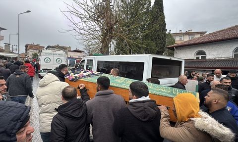Edirne'de Bıçakla Öldürülen 15 Yaşındaki Kızın Cenazesi Defnedildi