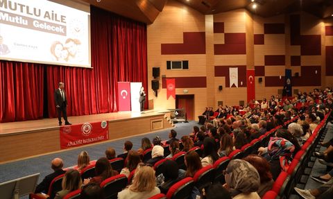 Edirne'de Mutlu Aile ve Başarılı Çocuk Yetiştirme Semineri