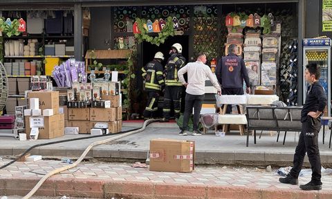 Elazığ'da Mağaza Yangını Söndürüldü