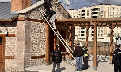 Erzurum'da Çatıda Mahsur Kalan Genç İtfaiye Tarafından Kurtarıldı