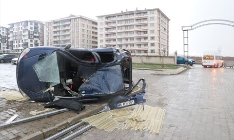Erzurum'da Kuvvetli Rüzgar Binalara ve Araçlara Zarar Verdi