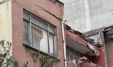 Esenler'de Çatı Parçaları Düşen Bina Tahliye Edildi