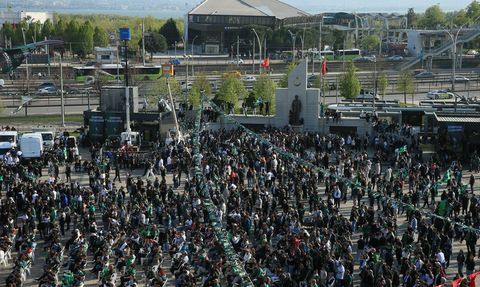 Esenler Erokspor - Kocaelispor Müsabakası İzmit Kent Meydanı'nda Coşkuyla İzleniyor