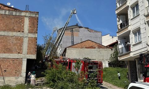 Esenyurt'ta Apartman Çatısında Yangın