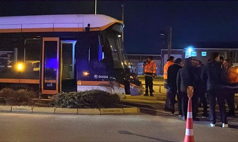 Eskişehir'de Tramvay ve Temizlik Aracı Çarpıştı