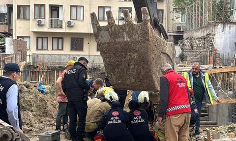 Fatih'te Kamyon Sürücüsü Kuyu Temele Düştü