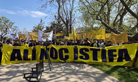 Fenerbahçe Taraftarlarından Ali Koç ve Yönetim Kuruluna İstifa Çağrısı