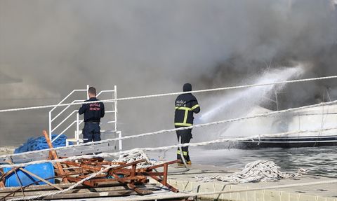 Fethiye'de Yangın: 3 Tekne Alev Alev