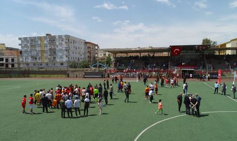Galatasaraylı Eski Futbolcular Cizre'de Gençlerle Dostluk Maçı Yaptı