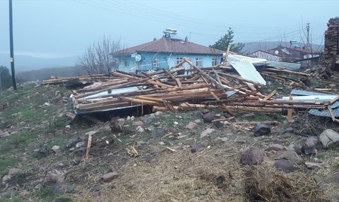 Gümüşhane'de Fırtına 20 Evin Çatısını Uçurdu