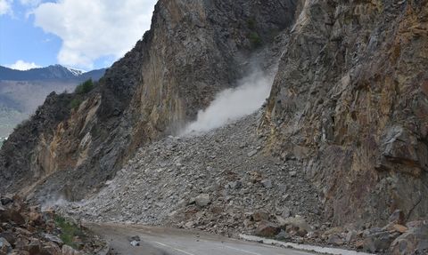 Gümüşhane-Giresun Kara Yolundaki Heyelan Sonrası Kurtarma Çalışmaları Sürüyor