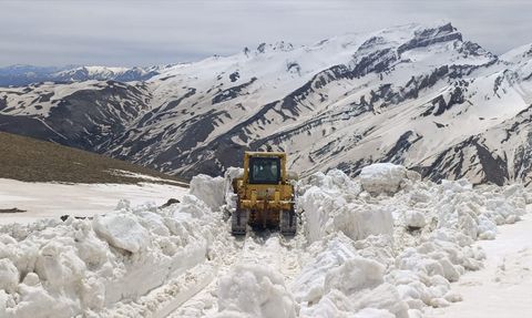 Hakkari'de Karla Mücadele Sürüyor