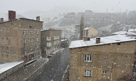 Hakkari'de Nisan Ayında Kar ve Sis Etkisi