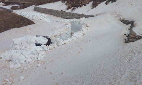 Hakkari'de Üs Bölgesi Yolunun Açılması İçin Çalışmalar Devam Ediyor