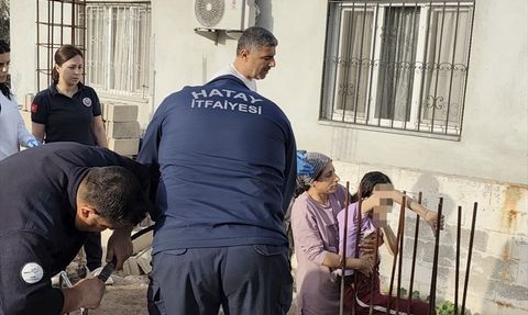 Hatay'da İtfaiye Ekipleri Çocuk Kurtardı