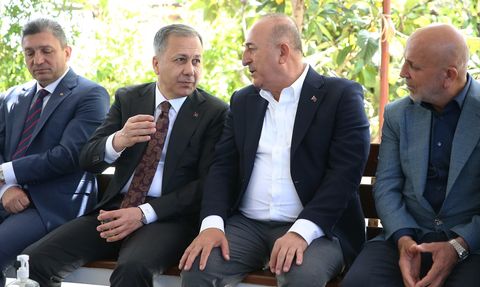 İçişleri Bakanı Yerlikaya, Mevlüt Çavuşoğlu'na Taziye Ziyareti Gerçekleştirdi