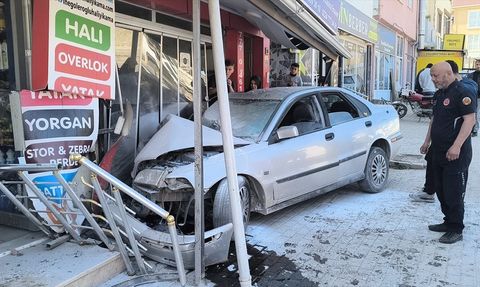 İnegöl'de Otomobil Dükkan Duvarına Çarptı