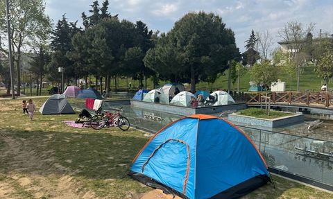 İstanbul'da Deprem Endişesi: Parklarda Kalmak Tercih Ediliyor