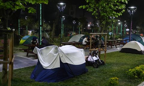 İstanbul'da Deprem Sonrası Geceyi Dışarıda Geçirenler