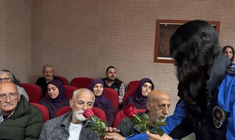 İstanbul'da Polis Bandosu ve Ortaokul Öğrencilerinden Huzurevi Konseri