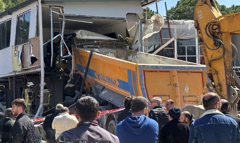 İzmir'de Kamyon Prefabrik Binaya Çarptı: Sürücü Hayatını Kaybetti