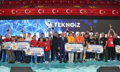 İzmir'de Öğrencilerin Robotik Kodlama Şenliği Başarıyla Gerçekleşti