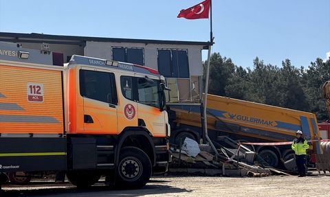 İzmir'de Prefabrik Binaya Çarpan Kamyonun Sürücüsü Hayatını Kaybetti