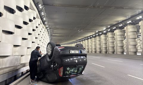 İzmir'de Takla Atan Araçta Sürücü Yaralandı
