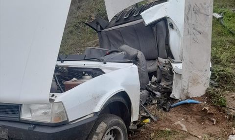 İzmir Kiraz'da Elektrik Direğine Çarpan Araçta 2 Genç Hayatını Kaybetti