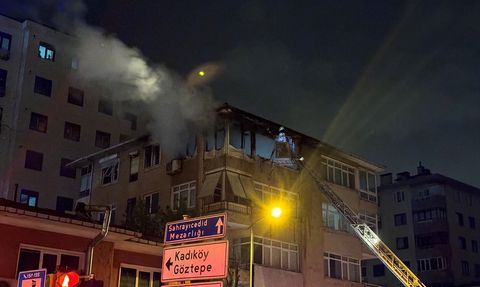 Kadıköy'de Yangın: 2 Kişi Hastaneye Kaldırıldı