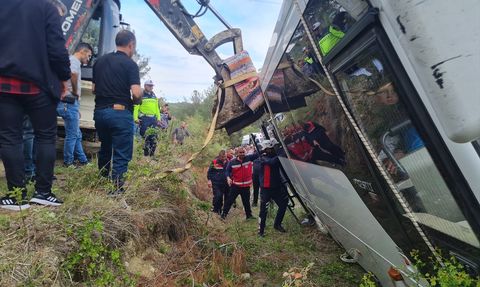 Kadirli'de Riskli Midibüs Kazası: 23 Kişi Kurtarıldı