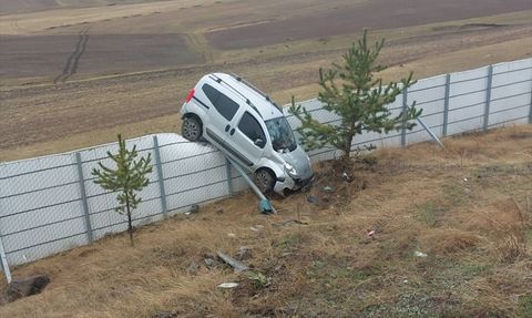 Kars'ta Kontrolden Çıkan Araç Kar Siperlerinin Üzerinde Durdu
