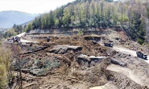 Kastamonu-Çatalzeytin Yolunda Heyelan Sonrası Çalışmalar Devam Ediyor