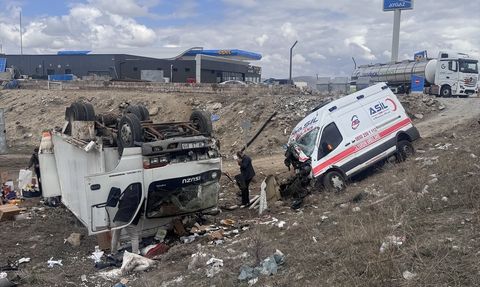 Kayseri'de Ambulans ve Kamyonet Çarpıştı: 6 Yaralı Var
