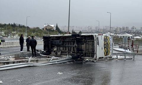 Kayseri'de Buzlanma Nedeniyle Zincirleme Kaza: 2 Yaralı