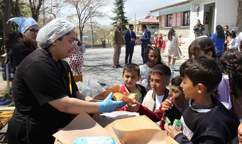 Kayseri'de İlginç Bir Sosyal Sorumluluk Projesi: Kırsaldaki Öğrencilere Eğlenceli Anlar