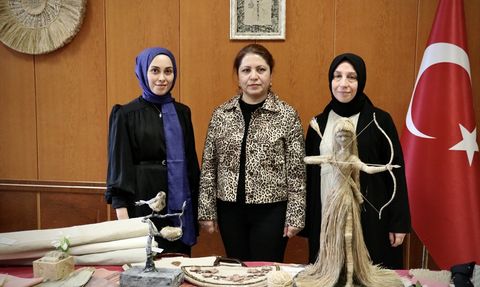 Kenevir Lifleriyle Sanata Dönüşen Kadın Eli